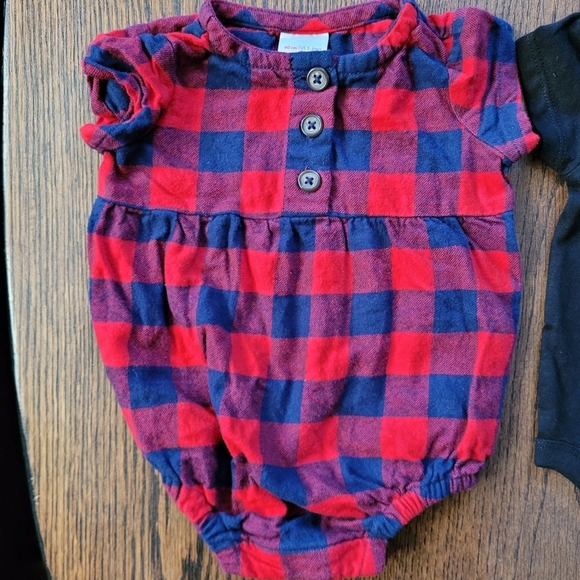 Bundle of 2 Bodysuit Tops Size Infant Girl's 3-6 Months One is NEW with Tags - Picture 2 of 5